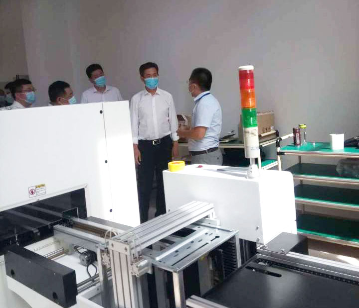 高碑店市委書記侯曉平，市長(zhǎng)邱強(qiáng)一行，蒞臨光潤(rùn)通科研生產(chǎn)基地(圖4)